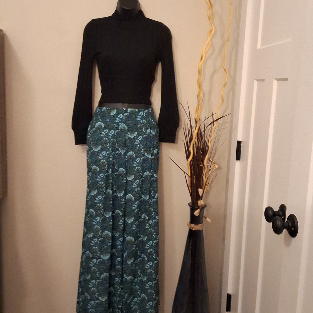 Band of the Free  BOG Collective black crop sweater floral Pilazzo pant outfit
